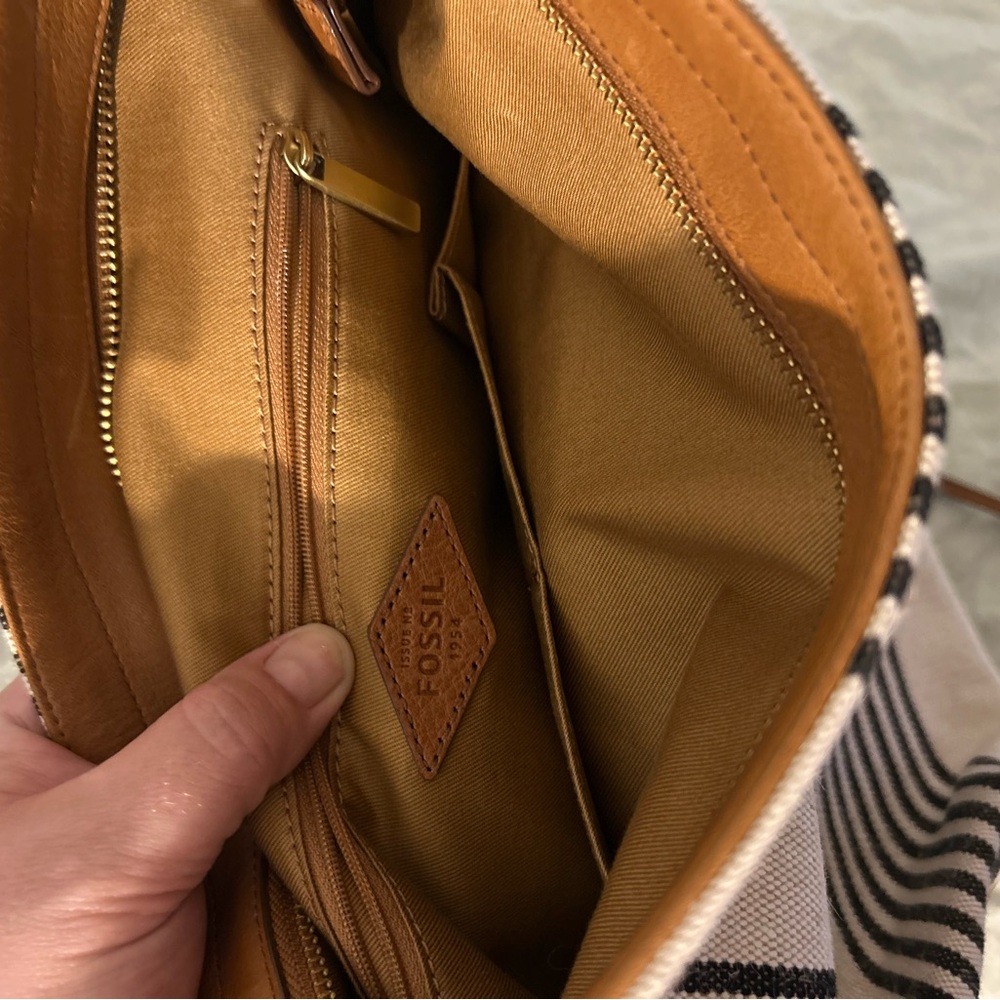 Fossil off white with black striped shoulder bag
with extra brown leather strap - Picture 10 of 14